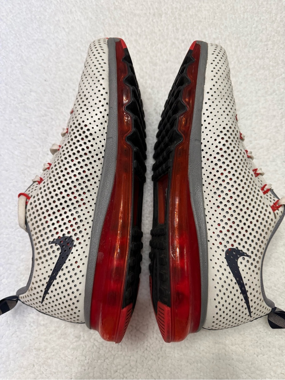 Mens sz 10 Nike Air Max Motion 2013
Gray and Red Perforated Athletic Sneakers - Picture 6 of 10